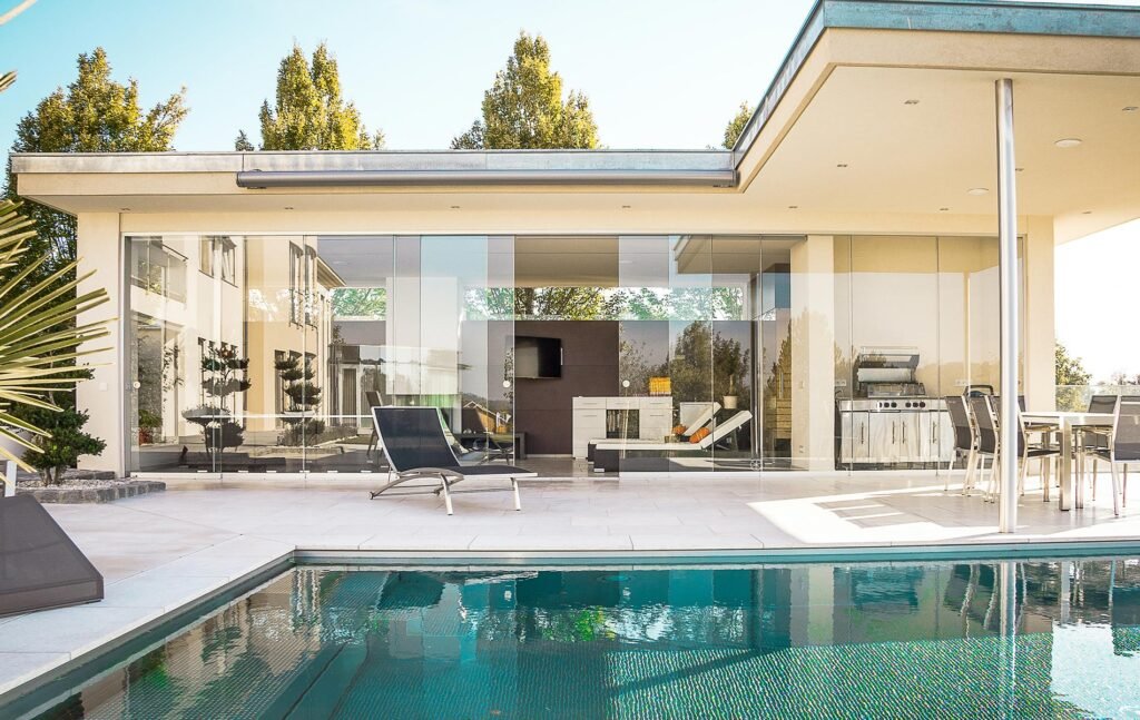 Casa con vista exterior con alberca